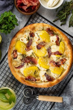 Gri mermer masa üzerinde jambon ve limon ile pişmiş pizza