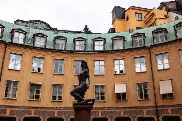 Staty Framför Traditionell Europeisk Byggnad Stockholm — Stockfoto