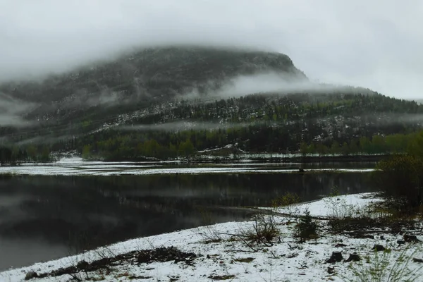Verschneite Und Neblige Berglandschaft Der Nähe Von Flam Norwegen — Stockfoto
