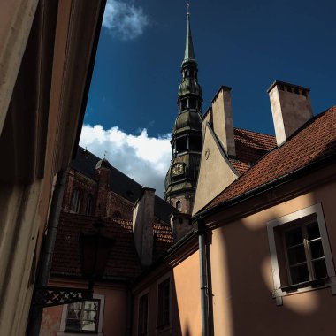Riga, Letonya şehir manzarasında geleneksel binaların düşük açı görünümü