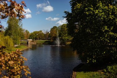 Riga, Letonya doğal parkta göl ve köprü