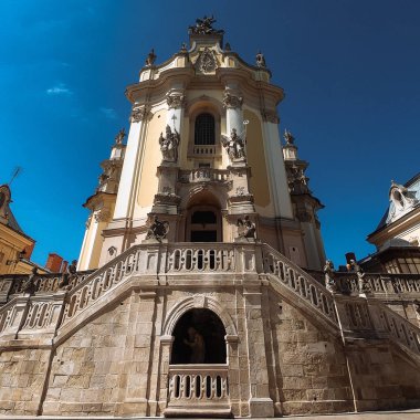 Riga, Letonya'daki geleneksel kilise binasının düşük açılı görünümü