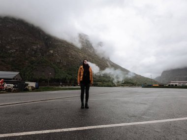 Oslo, Norveç ormanlık kırsal sisli manzara buhar nefesile Kadın turist