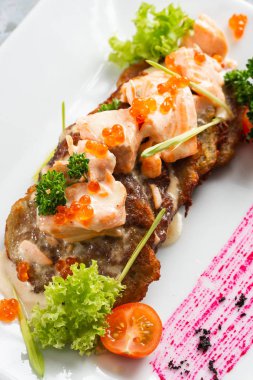 Beyaz tabaktabaktabaktabaktabaktabaktabaktabaktabaktabaktabaktabaktabakta pişmiş dilimlenmiş balık sofrada servis edilir