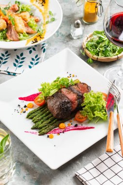 Kızarmış kuşkonmaz ile rosto sığır eti masada beyaz tabaktabaktabaktabaktabaktabaktabaktabak tabaktabaktabak tabaktabak tabaktabak tabaktabak tabaktabak tabaktabak tabaktabak tabaktabak tabaktabak tabaktabak tabak