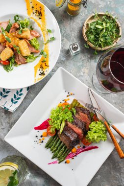 Kızarmış kuşkonmaz ile rosto sığır eti masada beyaz tabaktabaktabaktabaktabaktabaktabaktabak tabaktabaktabak tabaktabak tabaktabak tabaktabak tabaktabak tabaktabak tabaktabak tabaktabak tabaktabak tabaktabak tabak