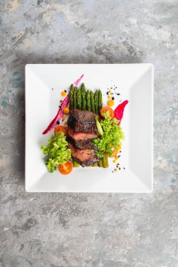 Kızarmış kuşkonmaz ile rosto sığır eti masada beyaz tabaktabaktabaktabaktabaktabaktabaktabak tabaktabaktabak tabaktabak tabaktabak tabaktabak tabaktabak tabaktabak tabaktabak tabaktabak tabaktabak tabaktabak tabak