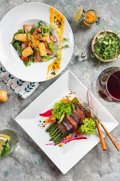 Roast Beef Fried Asparagus Served White Plate Table — Stock Photo, Image