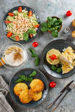 gri masa üzerinde servis edilen çeşitli pişmiş yemekler