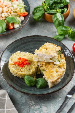 gri masa üzerinde servis lezzetli ev yapımı yemek