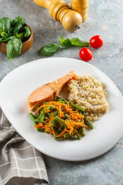 gri masa üzerinde servis lezzetli ev yapımı yemek