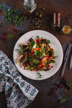 Paslı arka planda beyaz tabakta tavuk ile sebze salatası