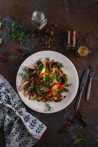 Paslı arka planda beyaz tabakta tavuk ile sebze salatası