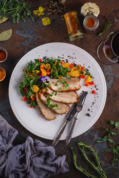 Geroosterde Plakjes Varkensvlees Met Salade Geserveerd Een Roestig Oppervlak — Stockfoto