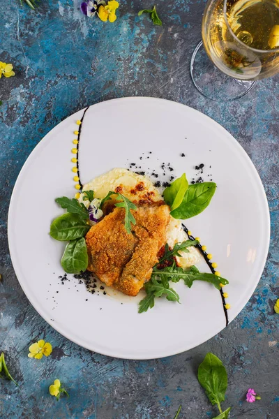 白い皿に野菜を添えた揚げ魚 — ストック写真
