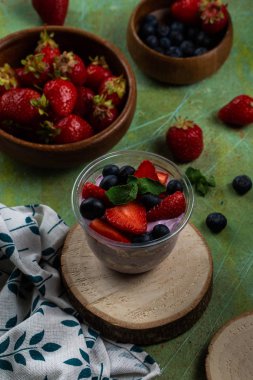 Taze çilek ile tatlı tatlı yeşil sefil masada cam servis
