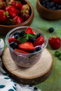 Taze çilek ile tatlı tatlı yeşil sefil masada cam servis