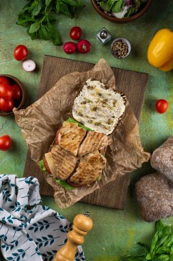 Ahşap tahta üzerinde ızgara tavuk ile Sandviç