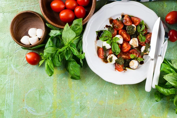 Ensalada Italiana Fresca Con Tomates Queso Mozzarella Peso Servido Plato — Foto de Stock