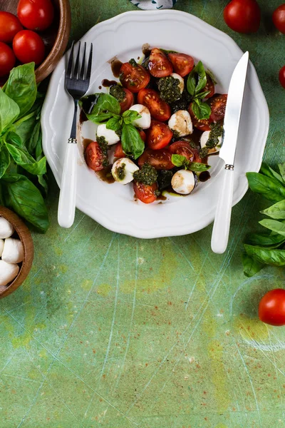 Ensalada Italiana Fresca Con Tomates Queso Mozzarella Peso Servido Plato — Foto de Stock