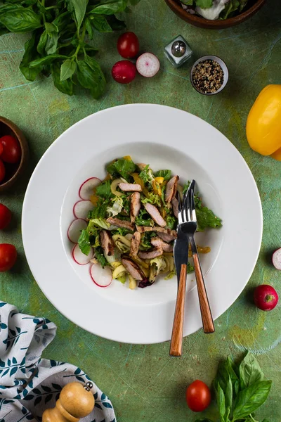 Fresh Snack Salad Chicken Served White Plate Green Shabby Table — Stock Photo, Image