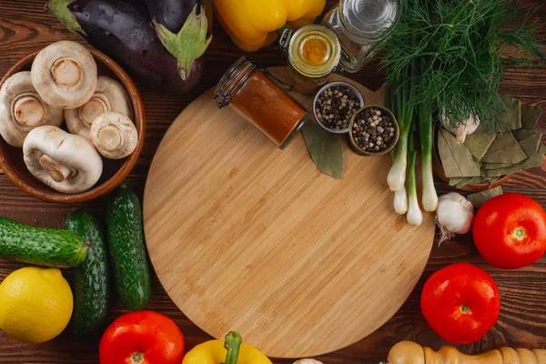 Frisches Schmackhaftes Gemüse Auf Holztisch — Stockfoto