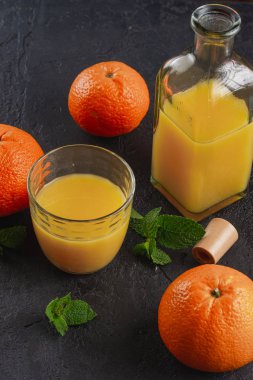 Taze portakal suyu ve portakal.