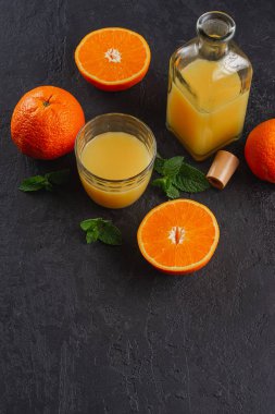 Taze portakal suyu ve portakal.