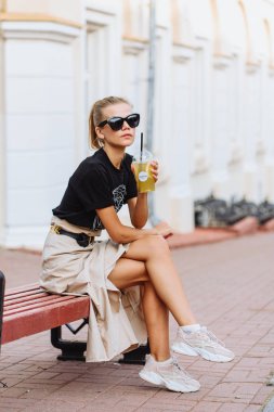 plastik camdan limonata içen genç kadın