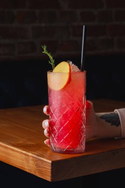 barda kokteyl içen kadının eli