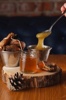 kavanoz ve tarihlerde lezzetli bal