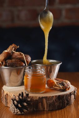 kavanoz ve tarihlerde lezzetli bal