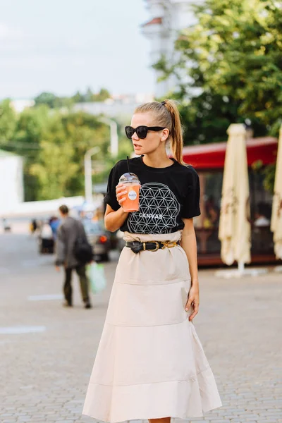 Giovane Donna Che Beve Limonata Vetro Plastica — Foto Stock