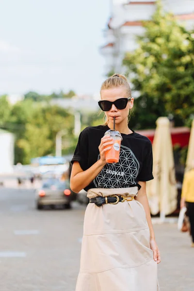 Giovane Donna Che Beve Limonata Vetro Plastica — Foto Stock