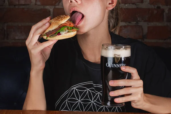 Mulher Bebendo Cerveja Comendo Sanduíche Bar — Fotografia de Stock