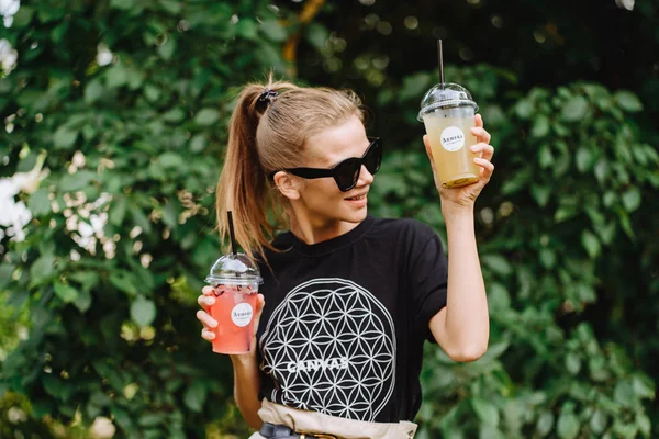 Młoda Kobieta Picie Lemoniady Plastikowych Okularów — Zdjęcie stockowe