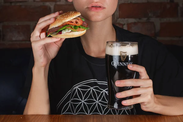 Mujer Bebiendo Cerveza Comiendo Sándwich Bar — Foto de Stock