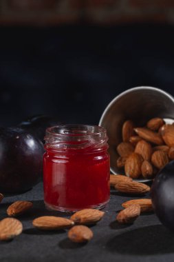 kavanozda kırmızı reçel ve dağınık badem