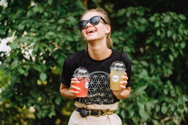 plastik bardaklimonata içen genç kadın