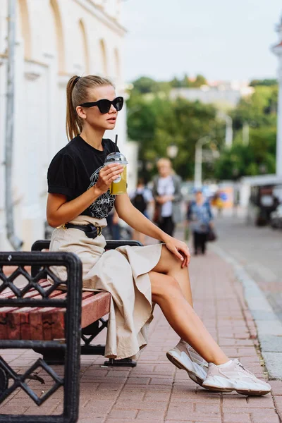 genç kadın limonata tutan 