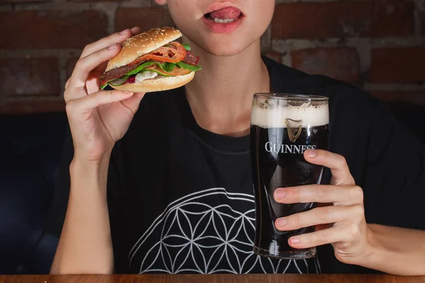 Mulher Bebendo Cerveja Comendo Sanduíche Bar — Fotografia de Stock