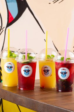plastik bardak ve içme pipetleri meyve ve portakal limonata