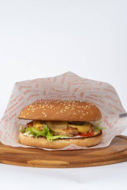 Biftek ve peynirli hamburger