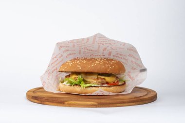 Biftek ve peynirli hamburger