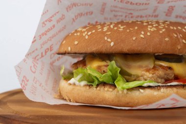 Biftek ve peynirli hamburger