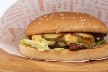 Biftek ve peynirli hamburger