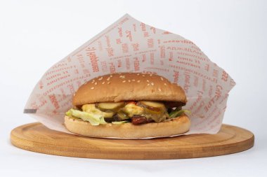 Biftek ve peynirli hamburger