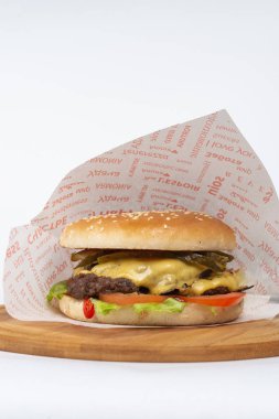 Biftek ve peynirli hamburger