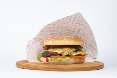 Biftek ve peynirli hamburger