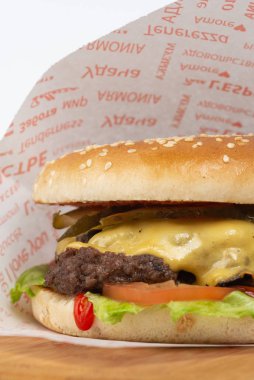 jambon ve peynir ile hamburger